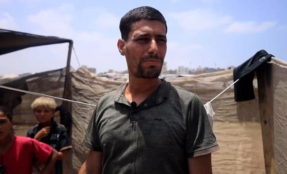 Família palestina deslocada seis vezes sobrevive em abrigo improvisado em Gaza